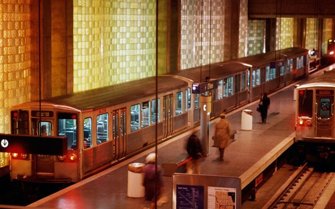 Ga O’Hare, Chicago: Những bức tường uốn cong tuyệt vời đang chào đón du khách ghé thăm.